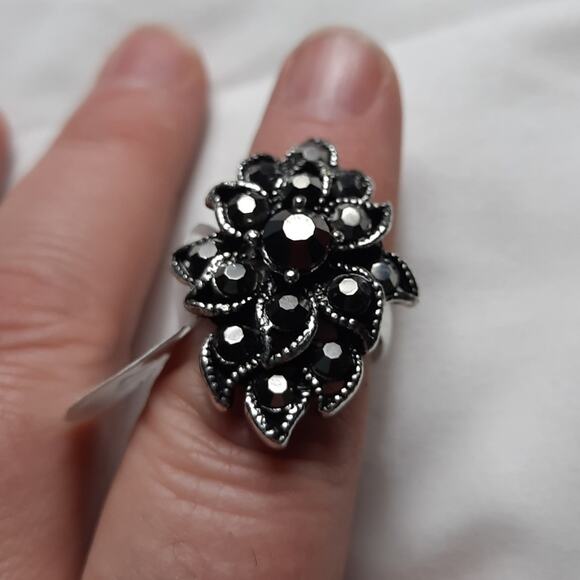 Set of Three Silver Tone & Crystal Floral Rings Size 6 - Picture 8 of 11